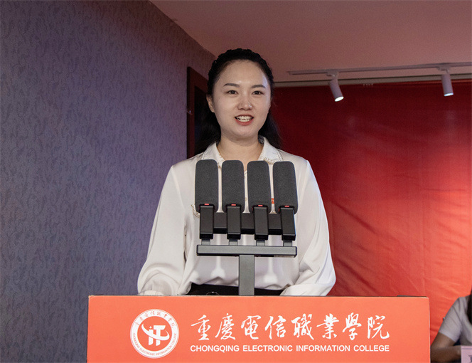 主持典礼.jpg